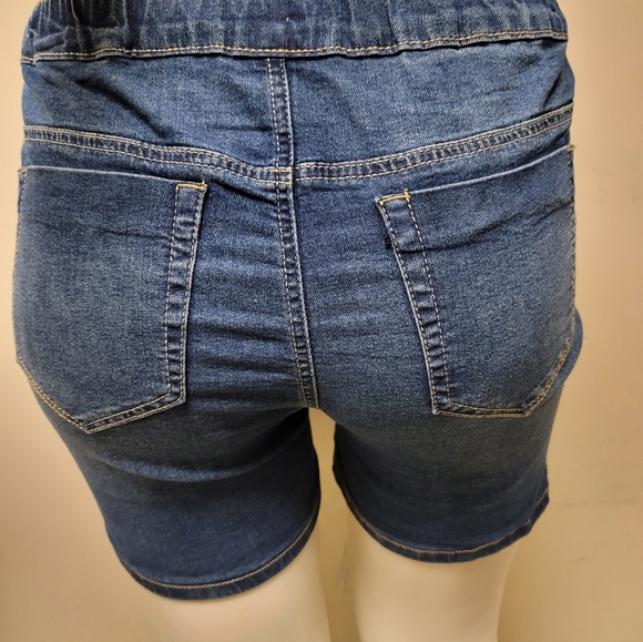 Plus size jean shorts - Picture 3 of 6